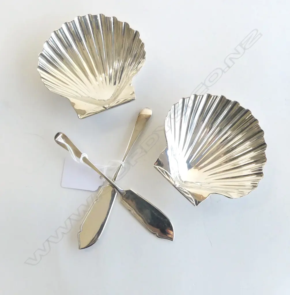 PR STG SILVER BUTTER SHELLS w. TURRET SHELL FEET, HUNT & ROSKELL, LONDON 1887 + PR KNIVES 123gms Image 1++