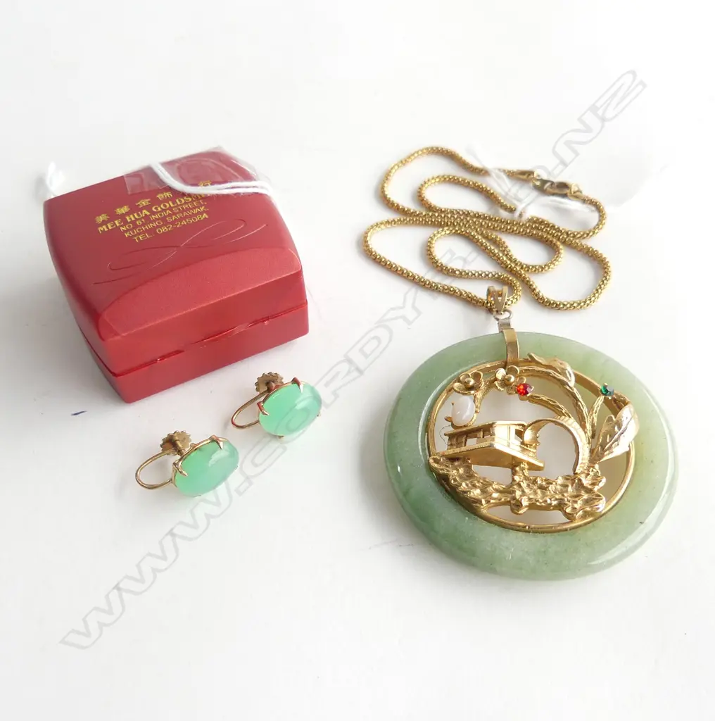 PR 9ct JADE SKREWBACK EARRINGS & VINTAGE JADE COSTUME NECKLACE Image 1++