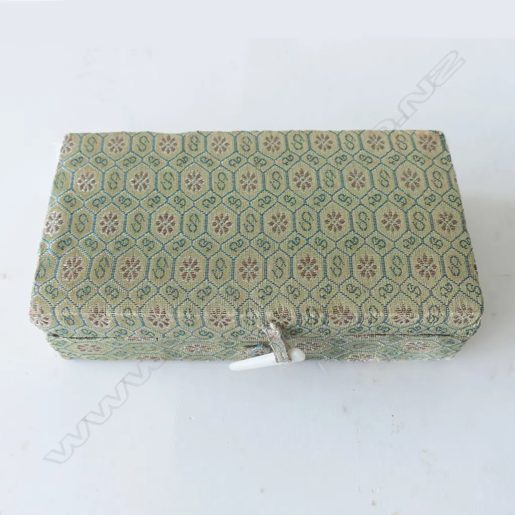 SM 1950's PRESENTATION DISPLAY BOX OF YIXING TEAPOT SAMPLES, 180 x 100 x 45mm Image 1++