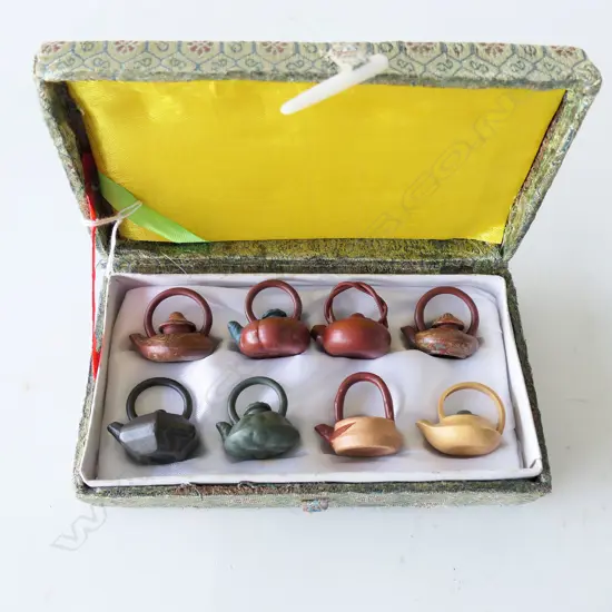 SM 1950's PRESENTATION DISPLAY BOX OF YIXING TEAPOT SAMPLES, 180 x 100 x 45mm