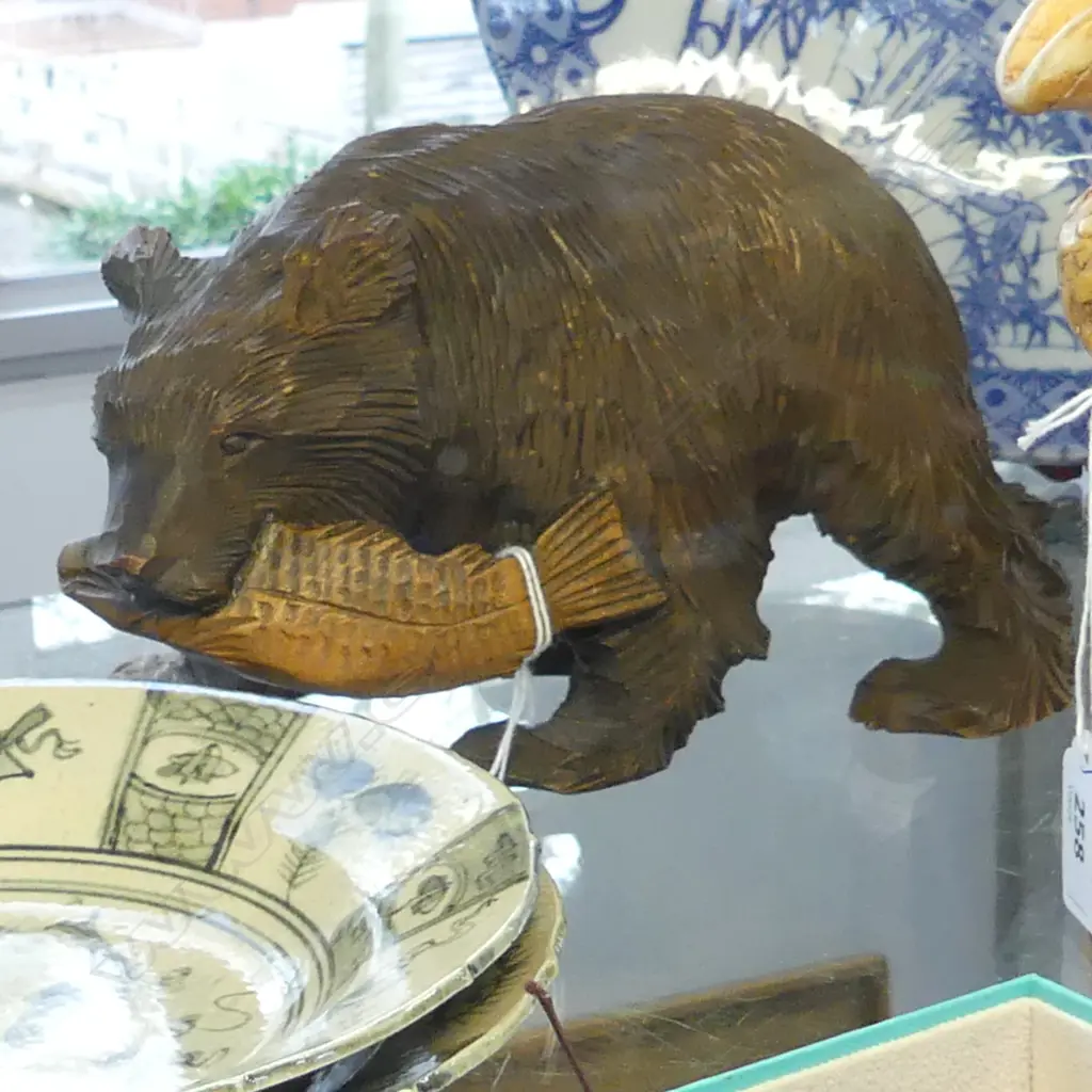 JAPANESE 1940s CARVED BEAR w FISH, SIGNED ON FEET L.220 x 130mm Image 1++