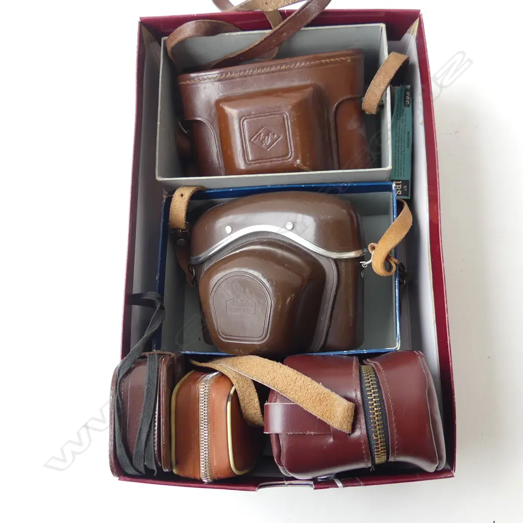 COLLECTION OF 3 CASED VINTAGE CAMERAS & 2 LIGHT METRES, ZEISS IKON, VITESSA, AGFA APOTAR Image 1++