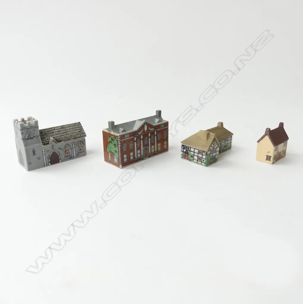 FOUR VINTAGE WADE WHIMSY ON WHY MINIATURE VILLAGE HOUSES, L.38-80mm Image 1++