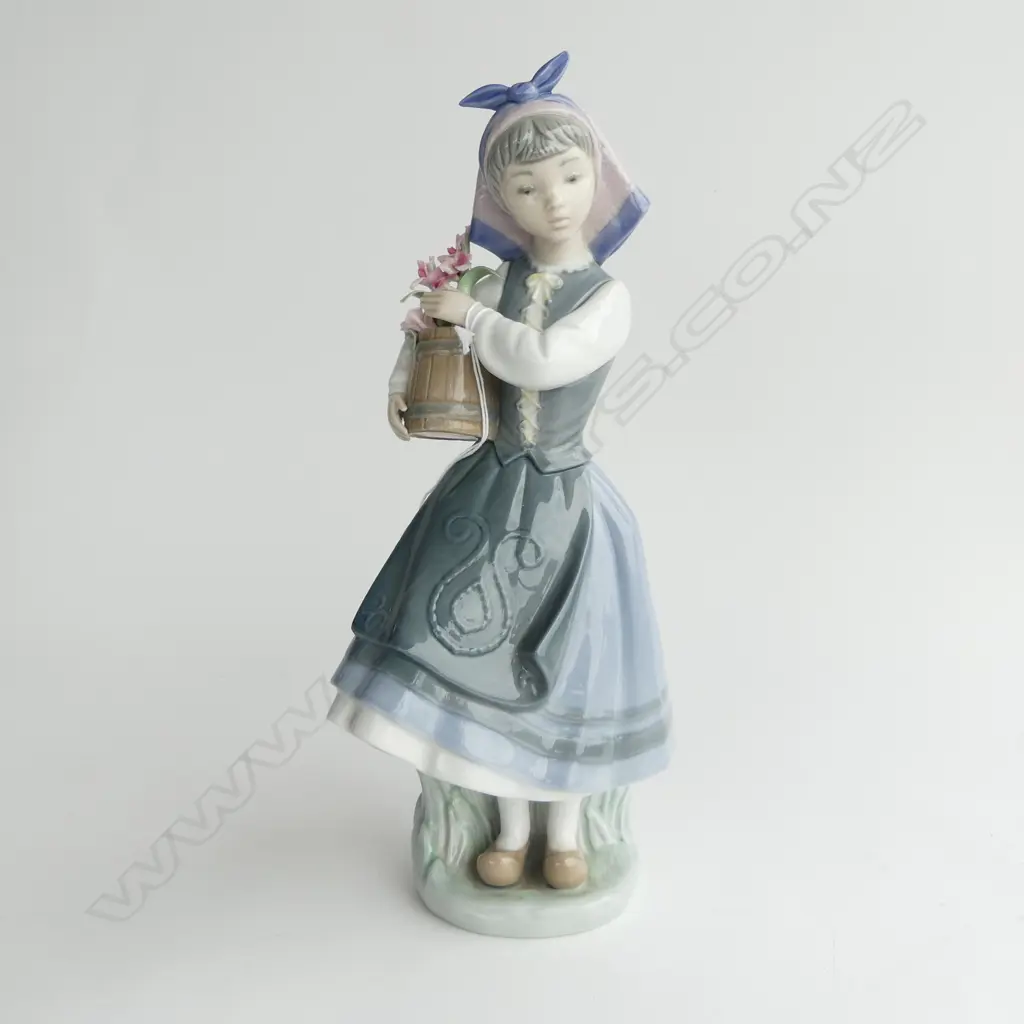 LLADRO FIGURINE; GIRL w. FLOWERS H.265mm... Image 1++