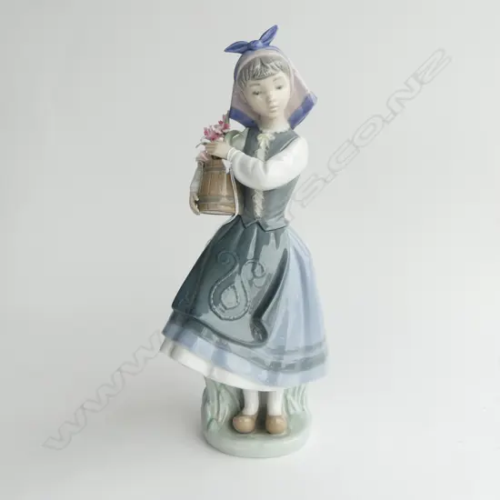 LLADRO FIGURINE; GIRL w. FLOWERS H.265mm...