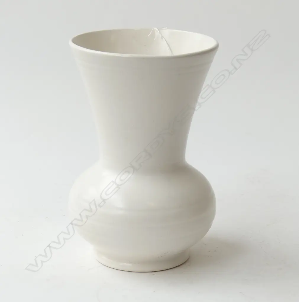 TITIAN STUDIOS WHITE VASE AF H.190mm Image 1++