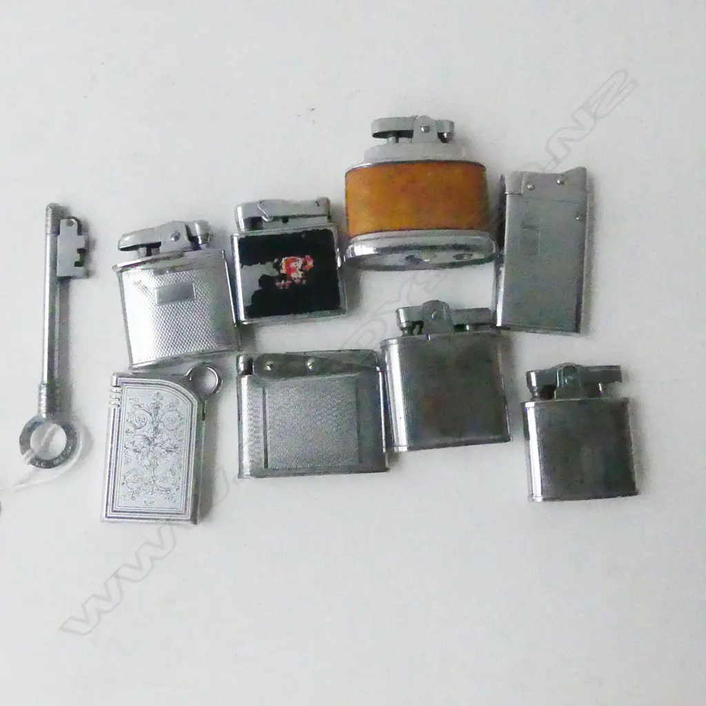 9 VINTAGE TABLE LIGHTERS (ONE A KEY) Image 1++