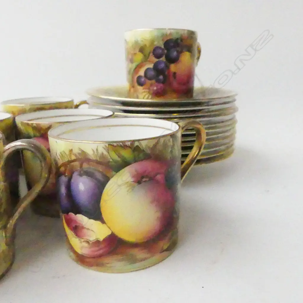 11 AYNSLEY ORCHARD GOLD COFFE CANS & SAUCERS + 1 EXTRA CUP Image 1++