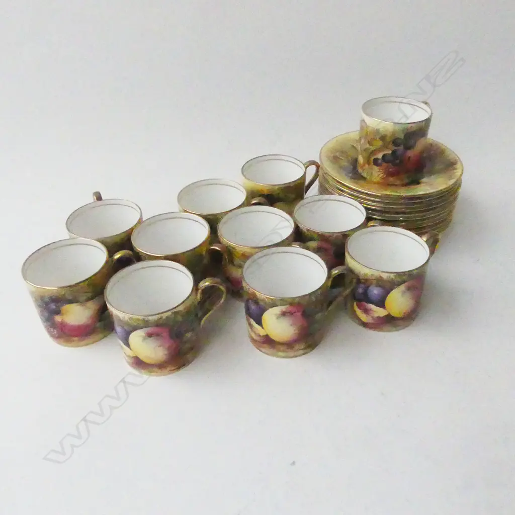 11 AYNSLEY ORCHARD GOLD COFFE CANS & SAUCERS + 1 EXTRA CUP Image 1++