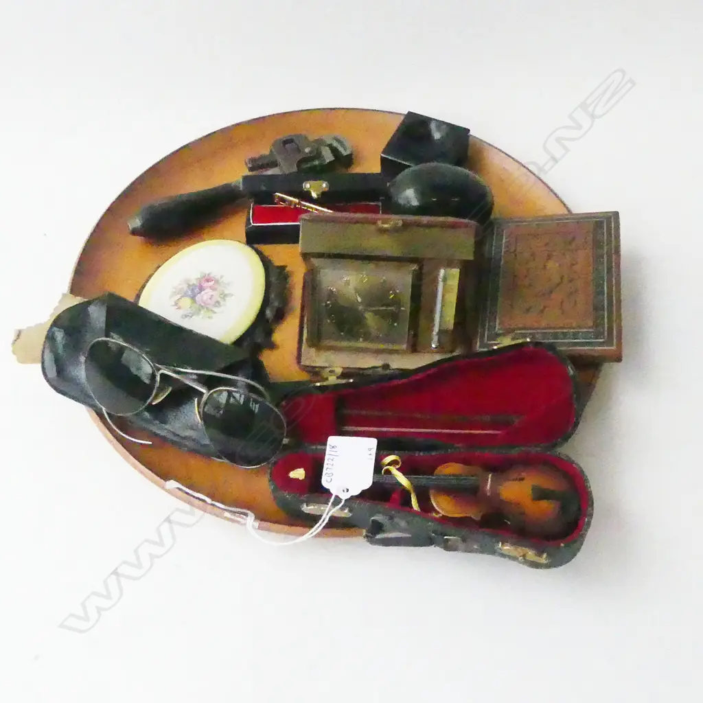 WOOD TRAY OF 9 COLLECTABLES Image 1++