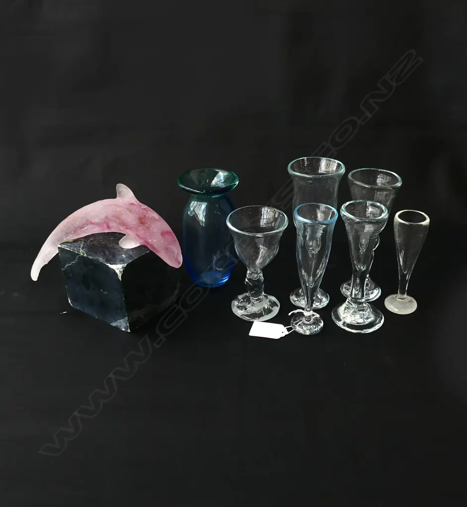 8 PCES ART GLASS; 6 DRINKING GLASSES, VASE, DOLPHIN H.125mm Image 1++