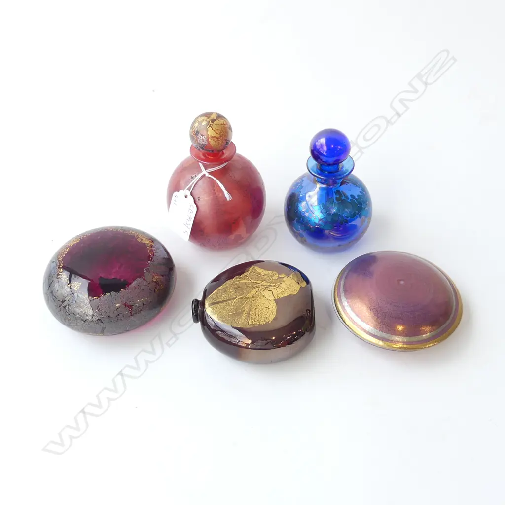 4 PCES ART GLASS (2 ISLE OF WIGHT) 95mm dia + LUSTRE CERAMIC LIDDED CONTAINER 90mm dia Image 1++