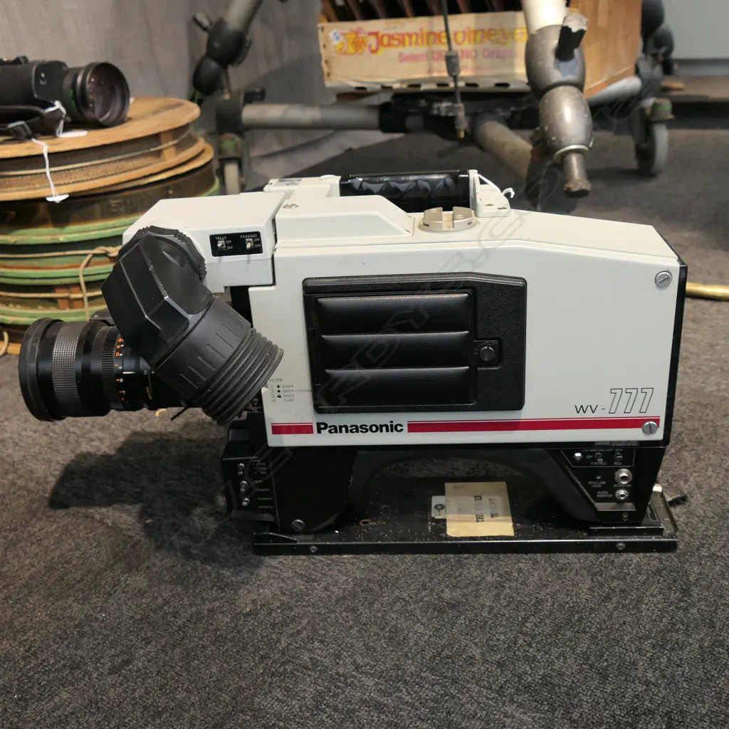 TV / FILM CAMERA; PANASONIC WV-777 L.510mm Image 1++