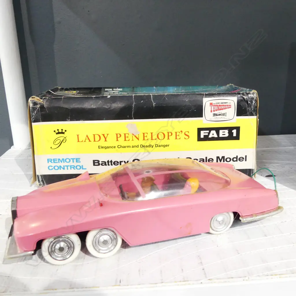 BOXED BATTERY OPERATED LADY PENELOPES CAR L280MM Image 1++