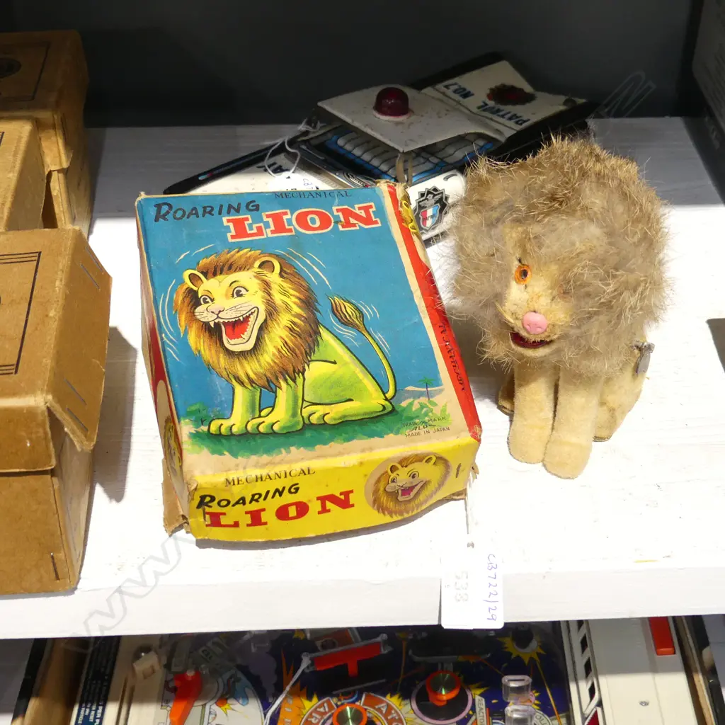 VINTAGE BOXED TIN TOY MECHANICAL ROARING LION H140MM Image 1++