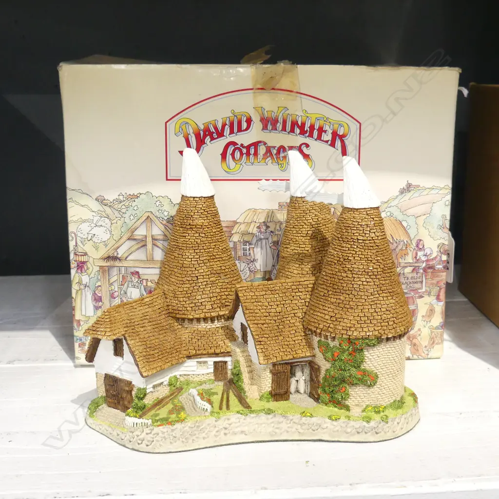 BOXED DAVID WINTER COTTAGE L240MM Image 1++