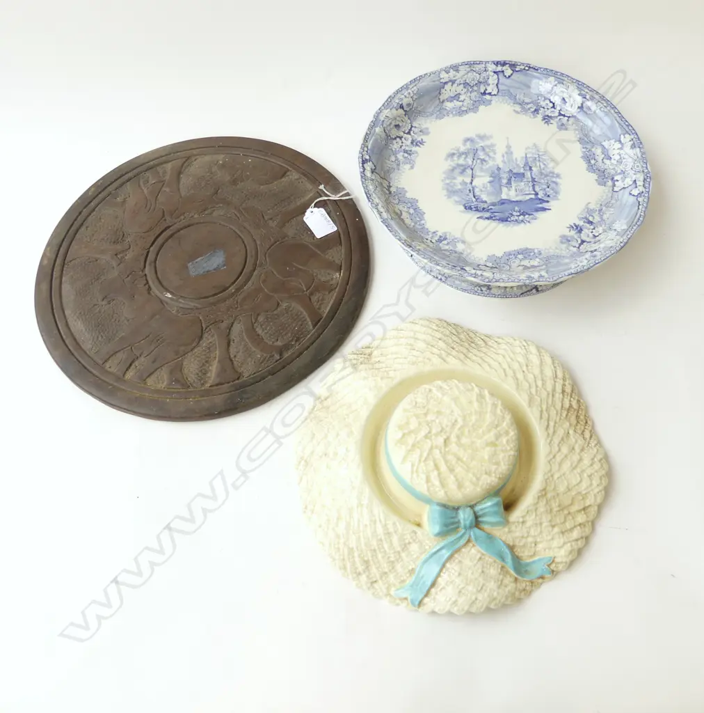 B/W FOOTED PLATE 290mm dia, CERAMIC HAT, CARVED WOODEN PLATE 335mm dia Image 1++
