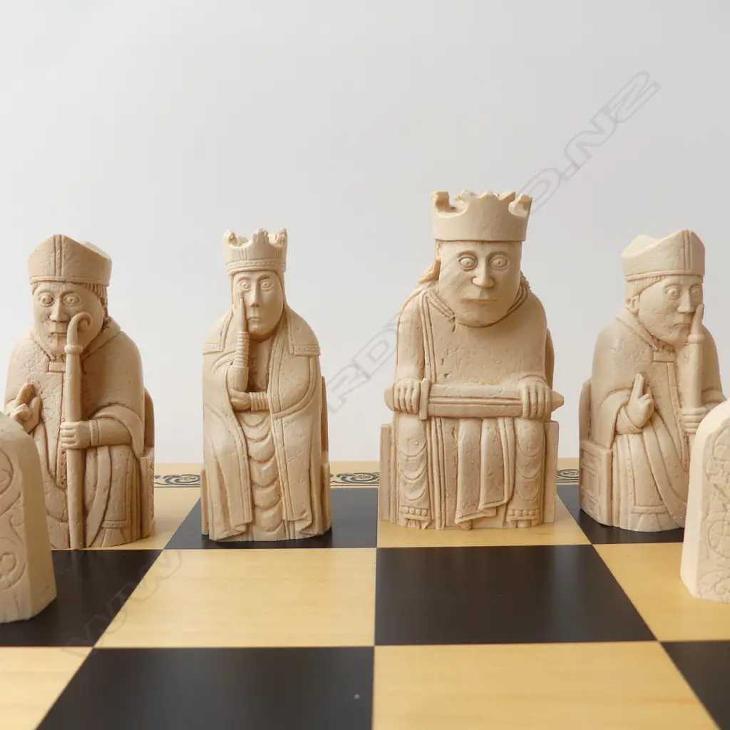 BRITISH MUSEUM LEWIS CHESS SET REPLICA 555x280x135mm Image 1++