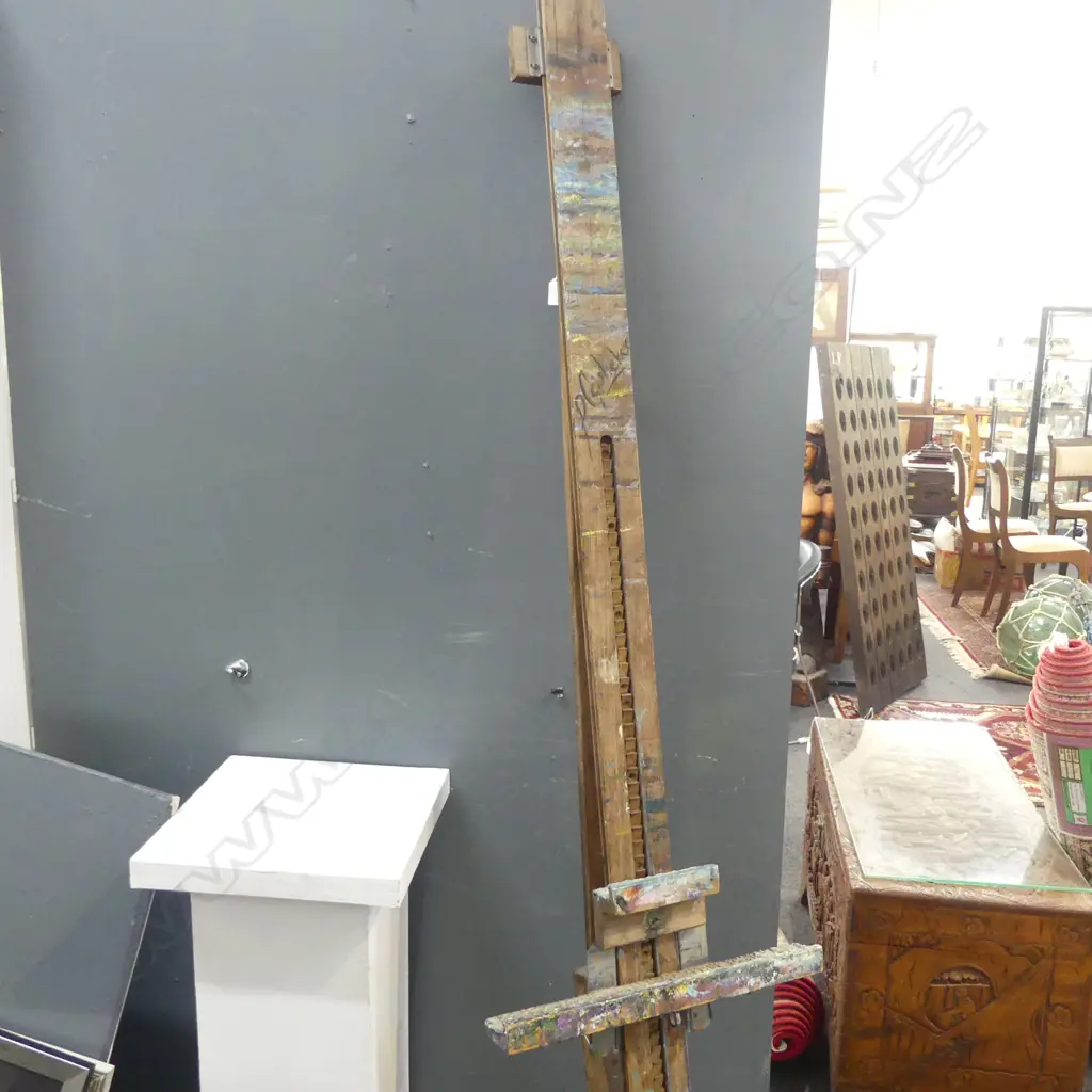 LG WOODEN EASEL Image 1++