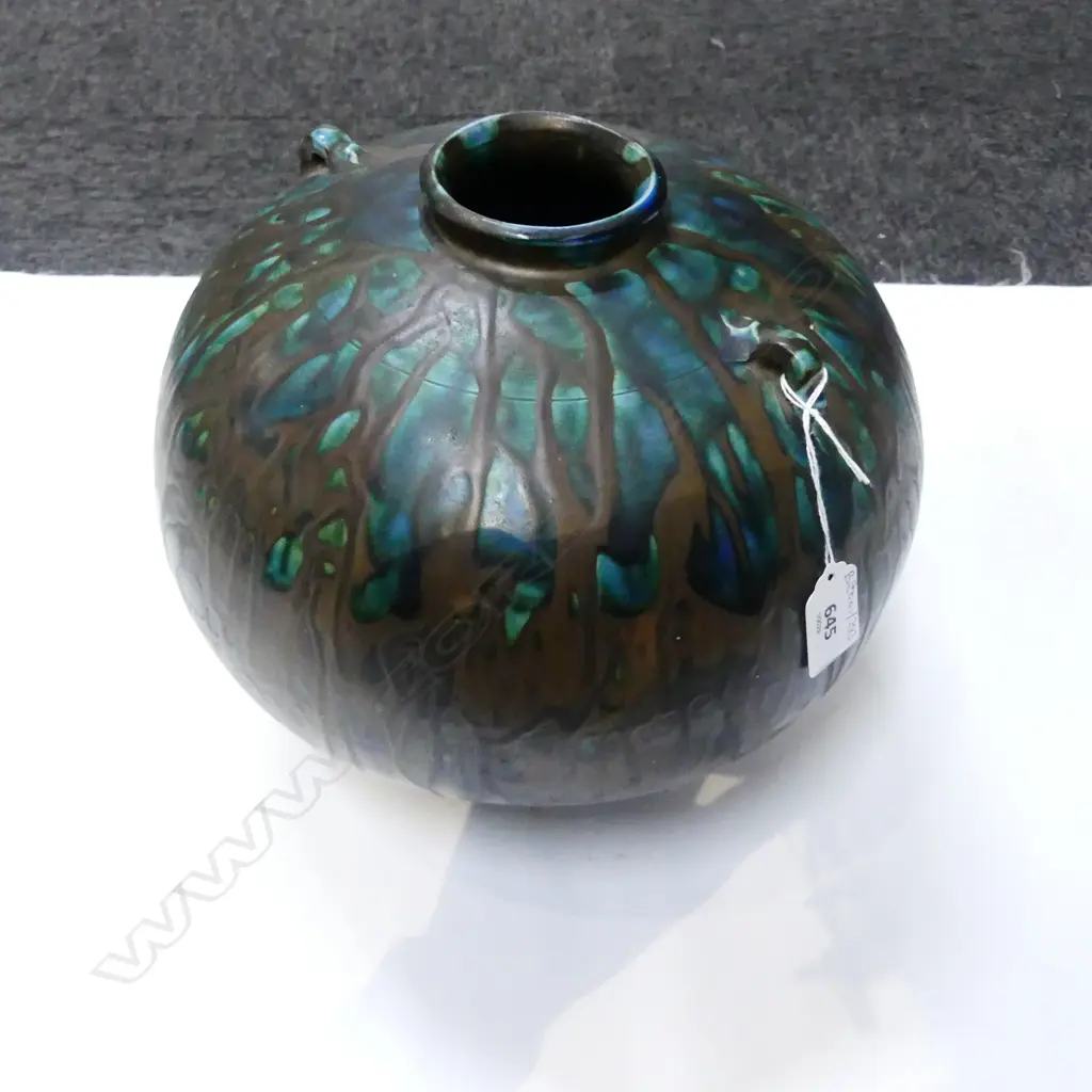 LG 'DIVINE DESIGN' NZ STUDIO POTTERY GREEN GLAZED VASE H.230mm minor glaze fault Image 1++