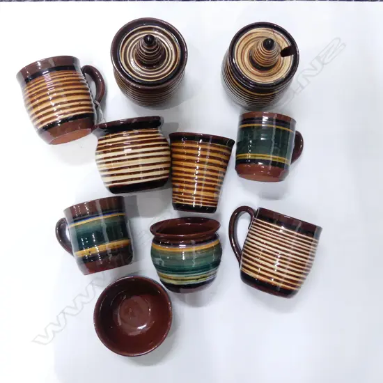 10 PCES ELIZABETH LISSAMAN POTTERY; 4 MUGS H.80mm, 3 BOWLS, 2 LIDDED CONTAINERS (1 LID AF), BEAKER