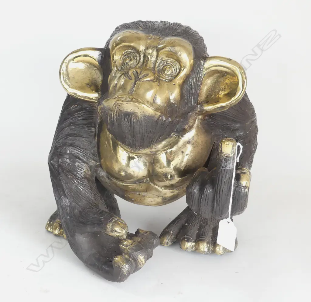 **RTV** BRONZE CHIMP PULLING THE FINGER H.290mm Image 1++