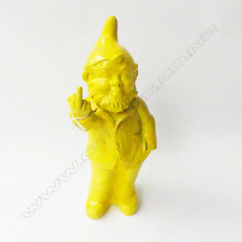 YELLOW PLASTIC GNOME PULLING THE FINGER H.355mm Image 1++