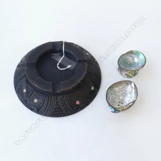 1920S MAORI CARVED DARKSTAINED ASHTRAY Dia 170mm WITH  KORORU TO THE FRIEZE & TWO INTERESTING FOLKART MUSSEL SHELL SALTS