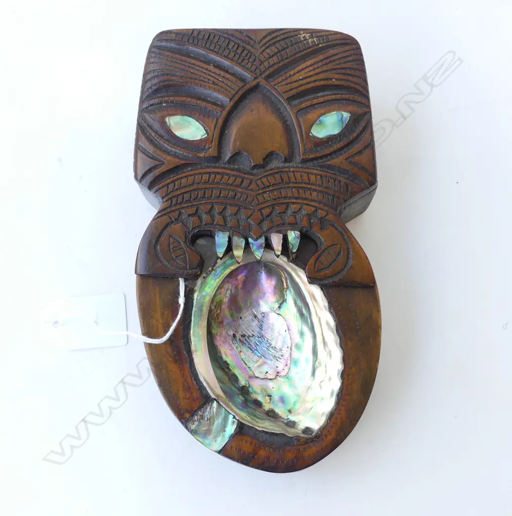 PROBABLY 1930S CARVED PAUA SHELL ASHTRAY  AS KORURU WITH LIDDED COMPARTMENT. L.185mm Image 1++