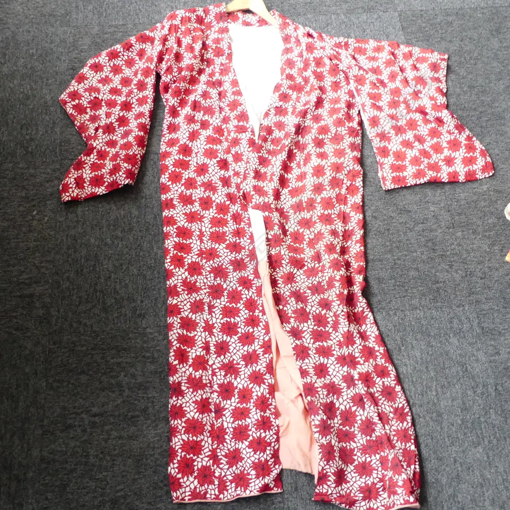 VINTAGE FULL LENGTH JAPANESE SILK KIMONO - RED & WHITE FLOWER PATTERN - FULLY LINED Image 1++