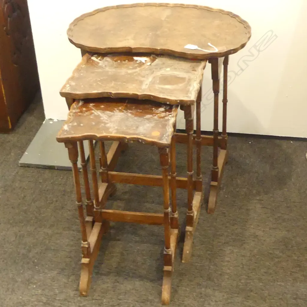 3 KIDNEY SHAPED NESTING TABLES W.560mm Image 1++