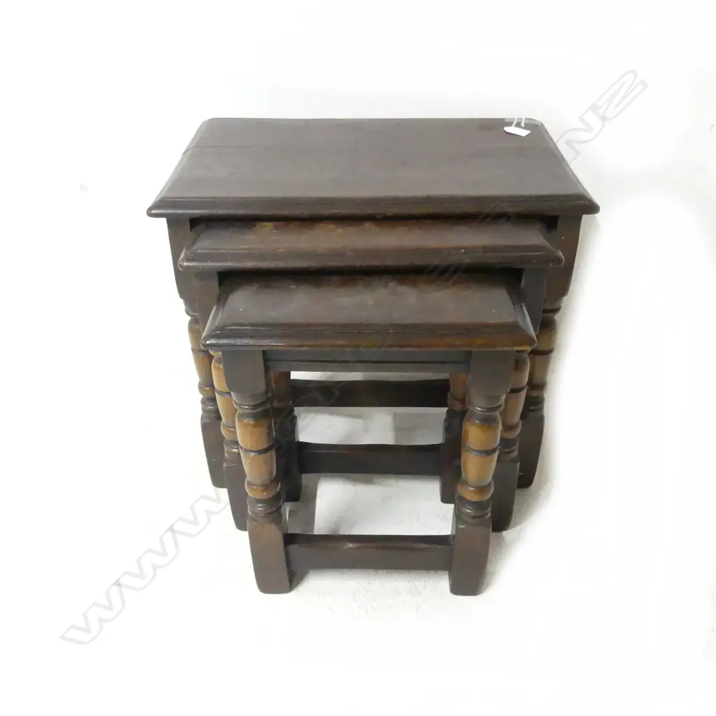 3 NESTING TABLES Image 1++