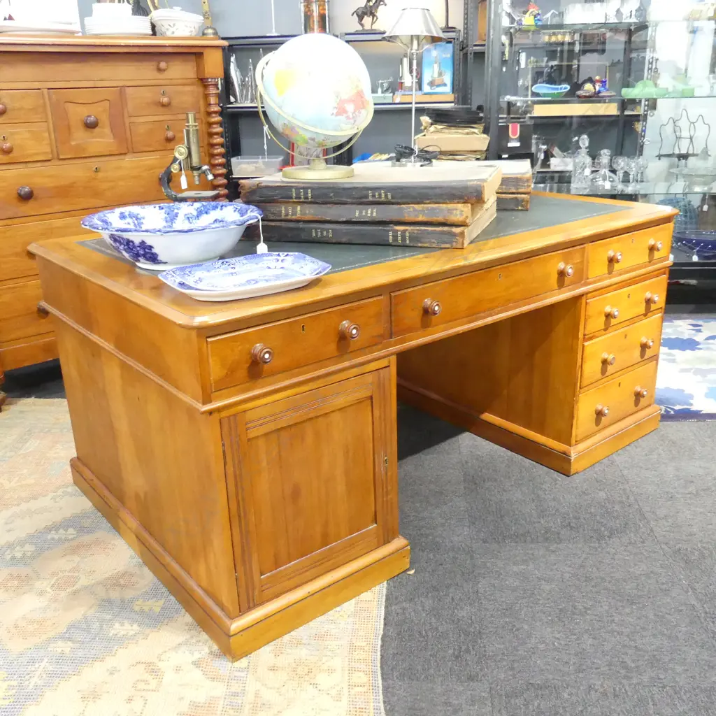 LG colonial kauri PARTNERS DESK EX CANTERBURY PROVINCIAL BUILDING 1750x1040x785mm Image 1++
