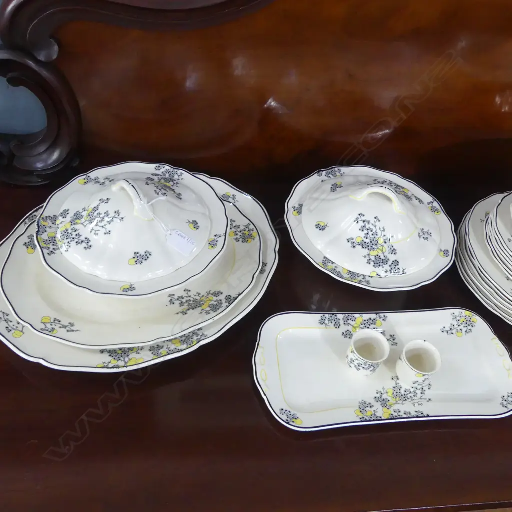 ROYAL DOULTON 'CARNIVAL' CHINA Image 1++