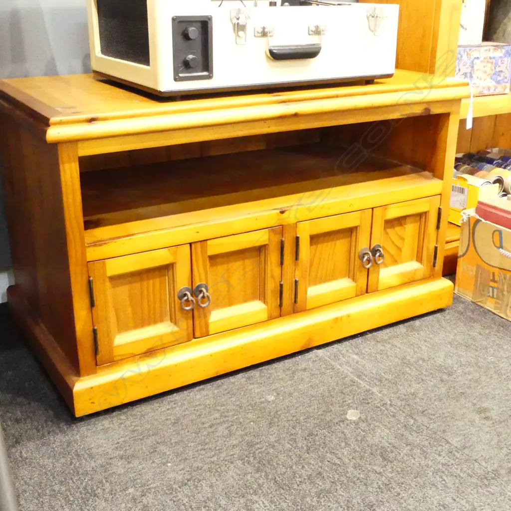 PINE TV CABINET ON WHEELS 870x480x520mm Image 1++