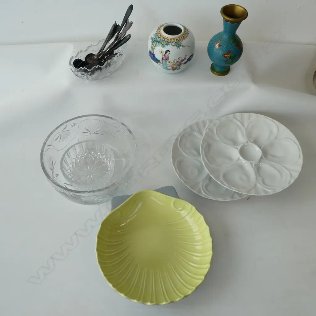 COLLECTION OF ITEMS INCLDS CRYSTAL BOWL, POOLE SHELL DISH & CLOISONNE VASE Image 1++