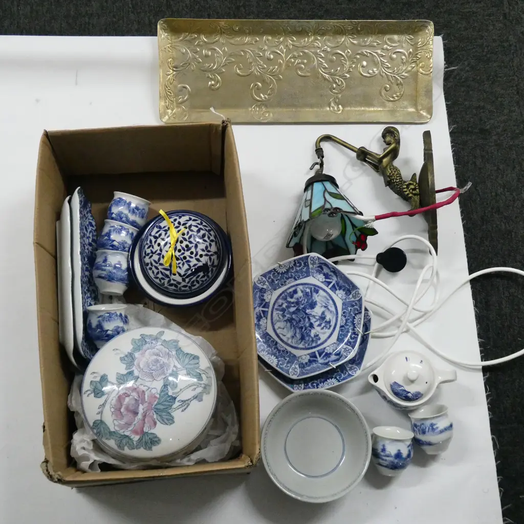 ASST. ORIENTAL B/W CHINA + SCONCE LIGHT FITTING Image 1++