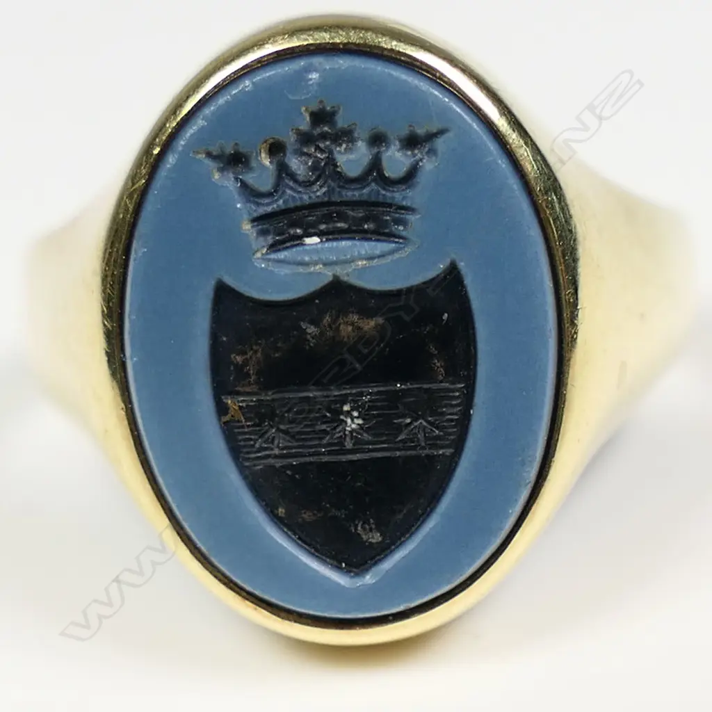 A 14ct yellow gold and chalcedony signet ring, Image 1++