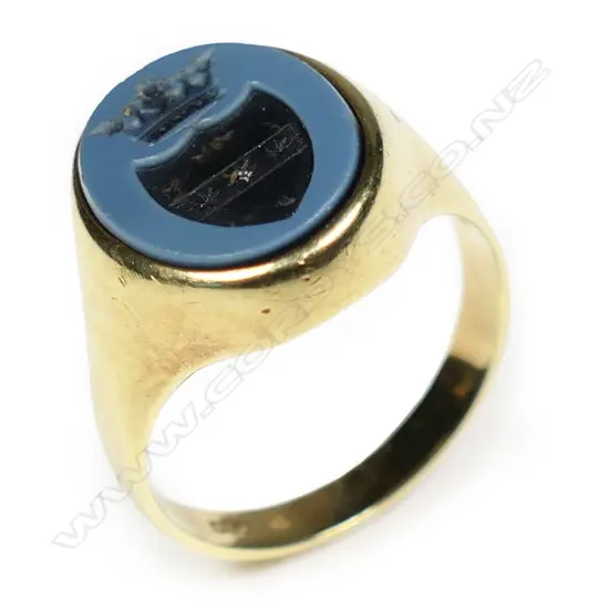 A 14ct yellow gold and chalcedony signet ring,