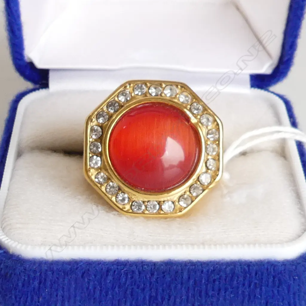 STRIKING ORANGE STONE & DIAMANTE SURROUND RING, 18K PLATED BRASS, SIZE T Image 1++