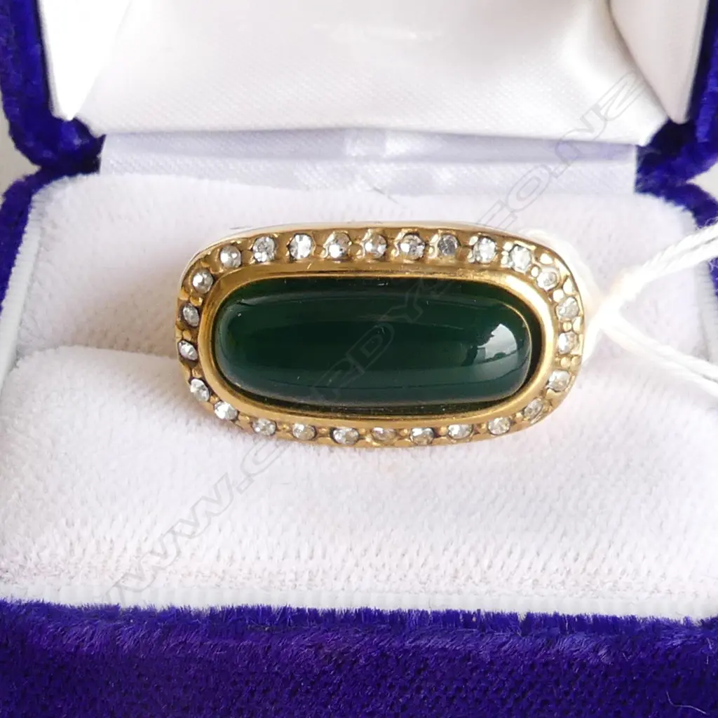 STRIKING GREEN STONE RING w DIAMANTE SURROUND, 18K PLATED BRASS, SIZE T Image 1++