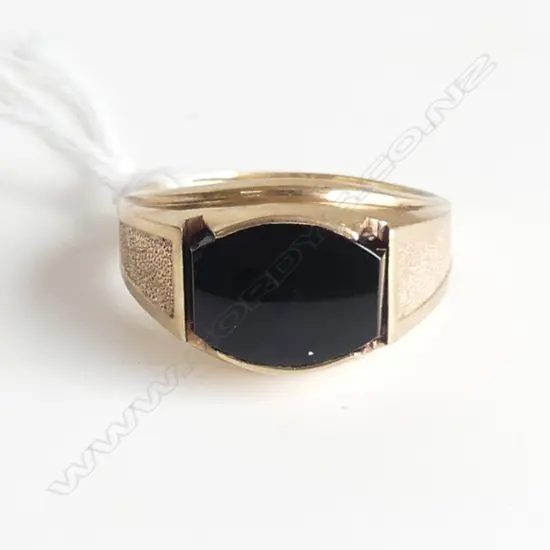 9ct GOLD ONYX SET RING, 5gm, SIZE R