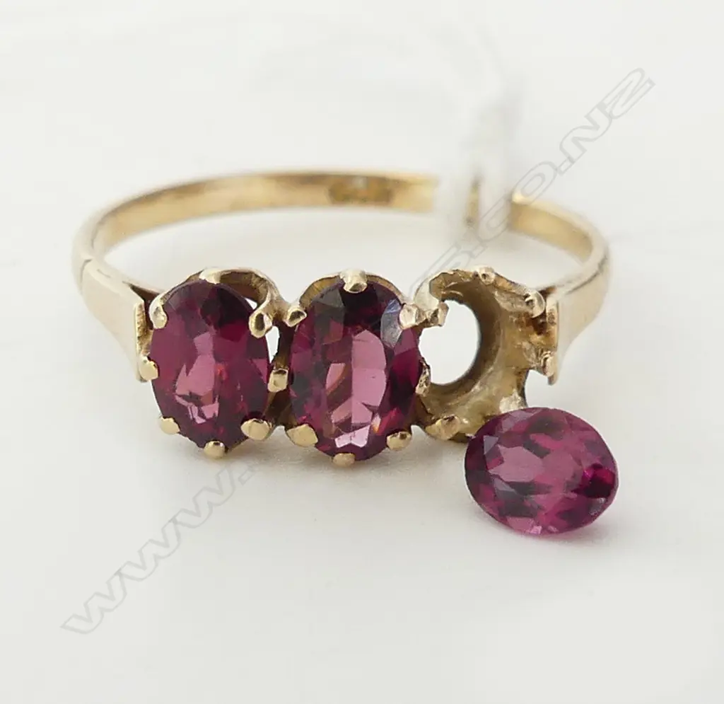9ct GARNET SET RING, 1.9gm, SIZE R  (1 garnet on the end has fallen out) Image 1++