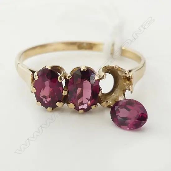 9ct GARNET SET RING, 1.9gm, SIZE R  (1 garnet on the end has fallen out)