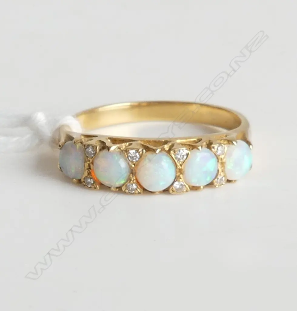 18CT GOLD ESTATE 5 OPAL & SMALL DIAMOND RING 3.55gms Image 1++