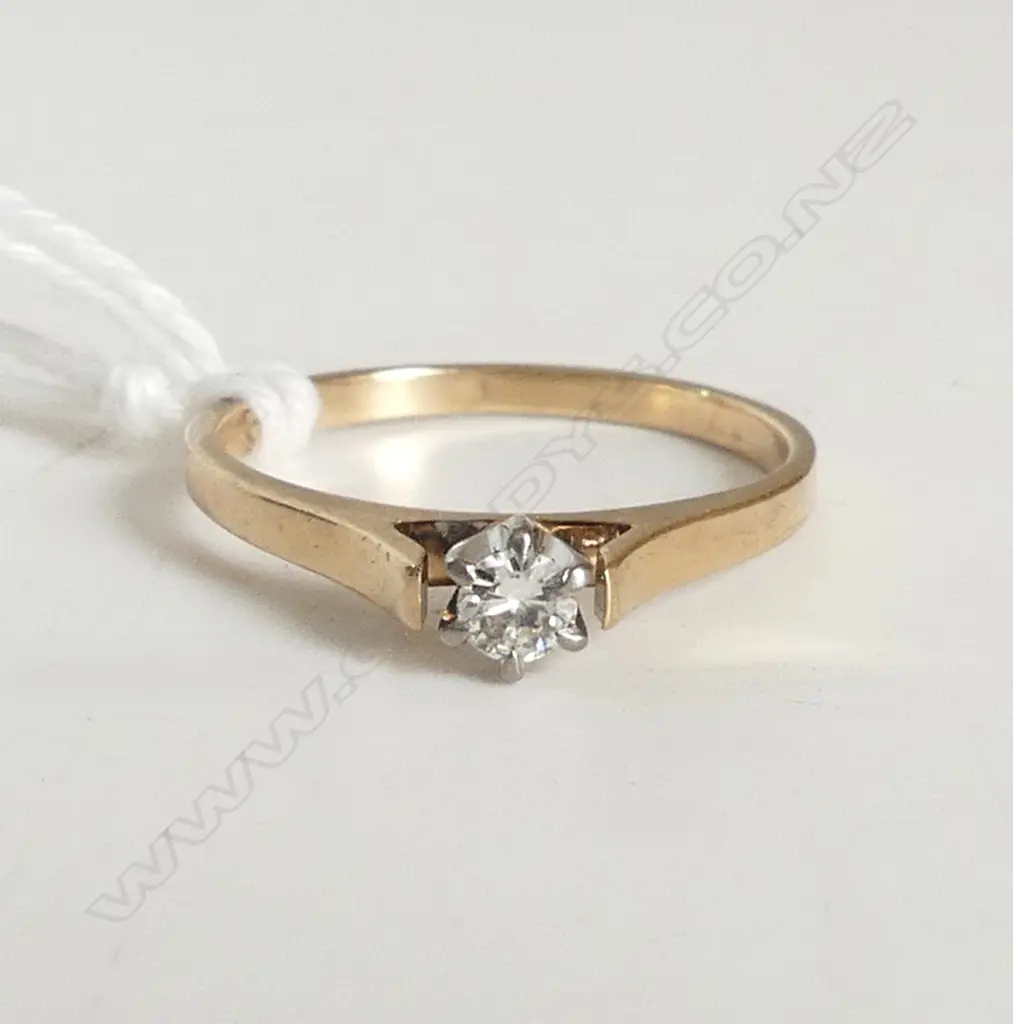 9ct GOLD & 0.10ct DIAMOND SOLITAIRE RING, 1.3GM, SIZE I Image 1++