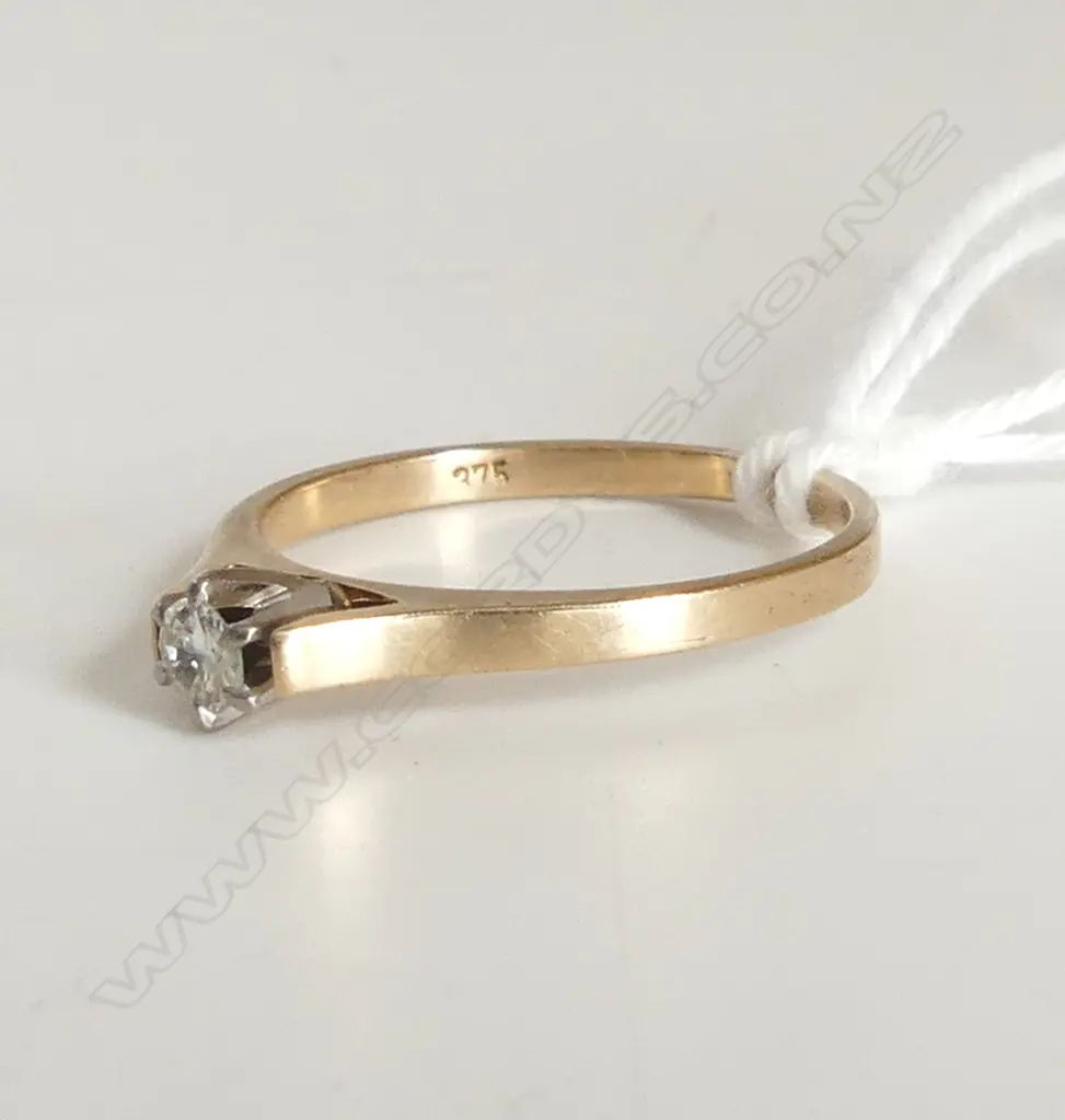 9ct GOLD & 0.10ct DIAMOND SOLITAIRE RING, 1.3GM, SIZE I Image 1++