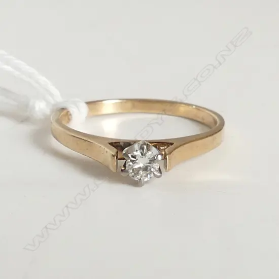 9ct GOLD & 0.10ct DIAMOND SOLITAIRE RING, 1.3GM, SIZE I