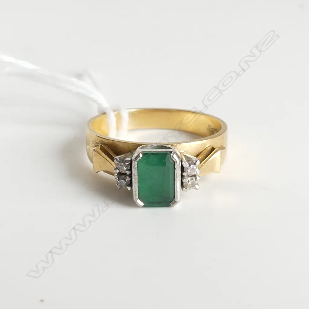 18ct EMERALD & 4 SMALL DIAMOND RING 5.1gm SIZE M Image 1++
