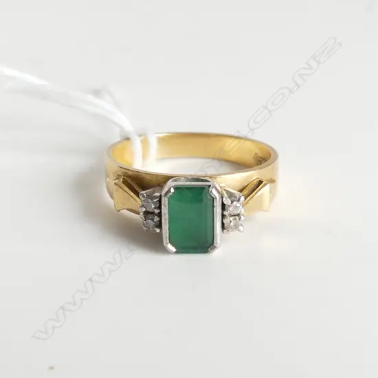 18ct EMERALD & 4 SMALL DIAMOND RING 5.1gm SIZE M